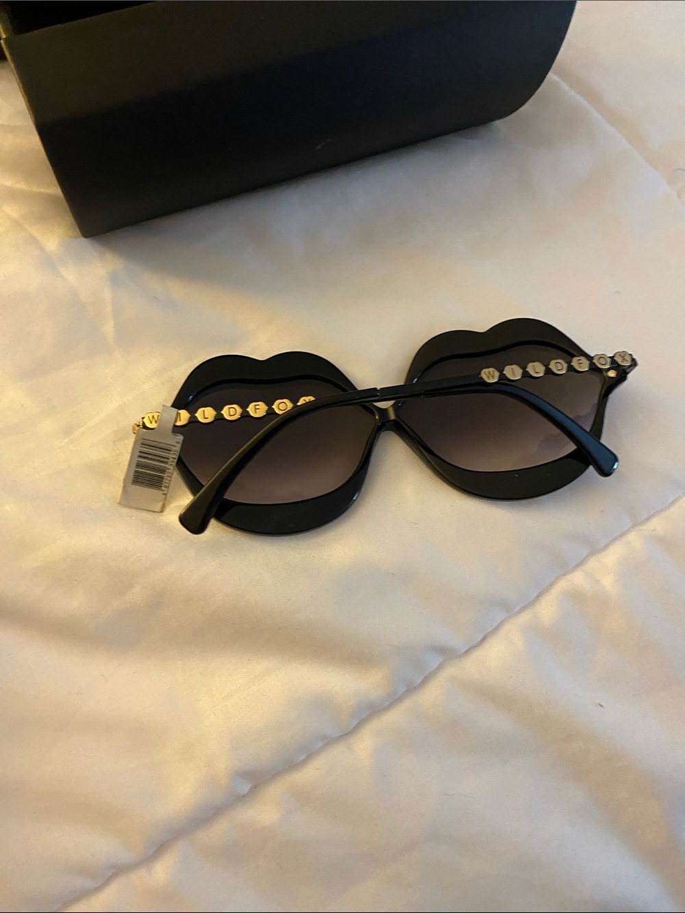 Brand new  NWT Wildfox black and 
Gold lips  sunglasses Black and Gold with box - Picture 3 of 6